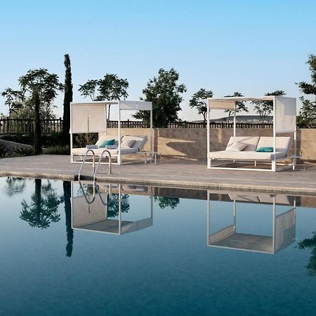 Hospes Palacio De Arenales & Spa Caces Eksteriør billede 3D rendering of a poolside scene