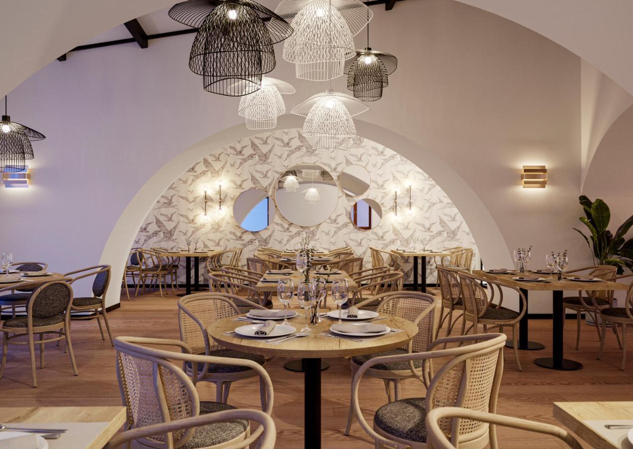 Hospes Palacio De Arenales & Spa Caces Eksteriør billede Restaurant interior