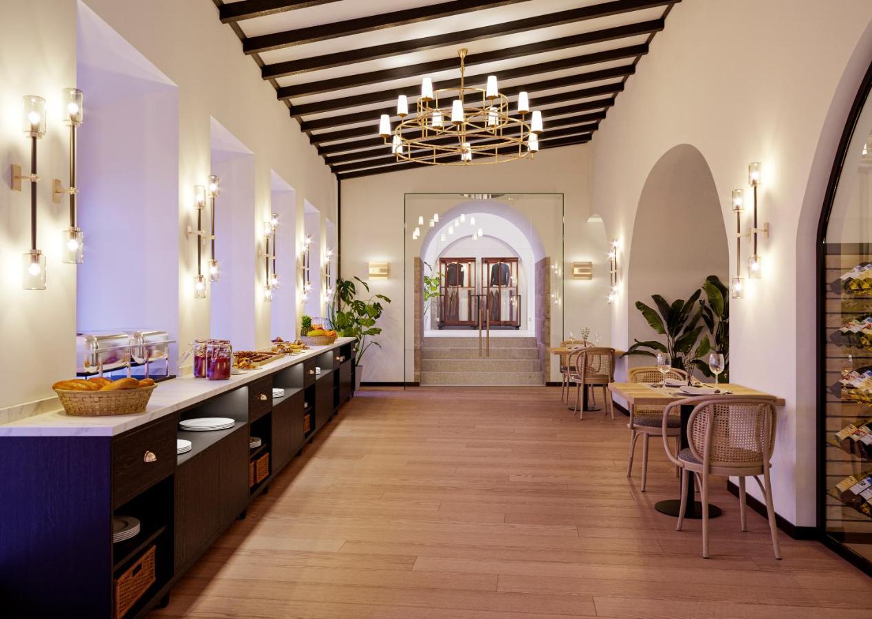 Hospes Palacio De Arenales & Spa Caces Eksteriør billede The interior of the lounge