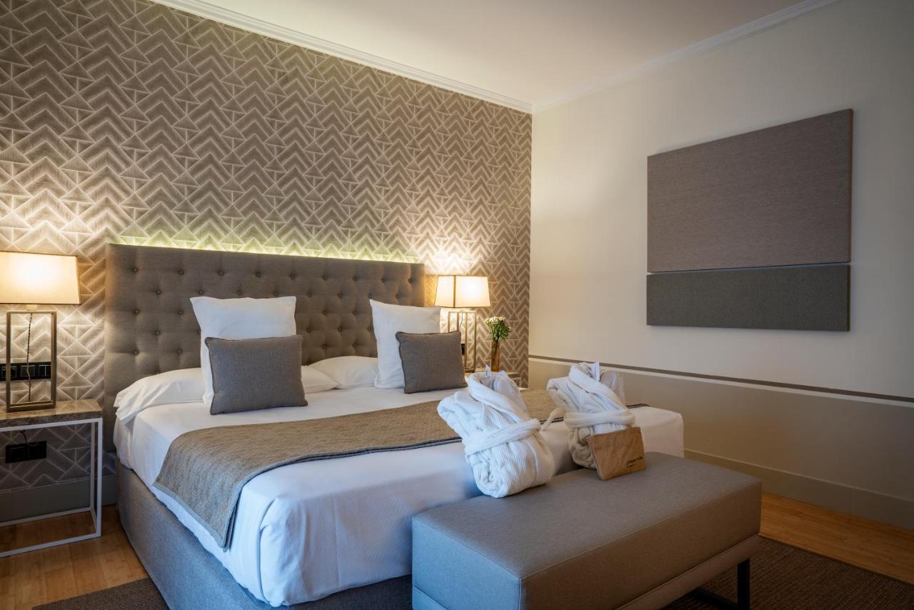 Hospes Palacio De Arenales & Spa Caces Eksteriør billede A room at the hotel