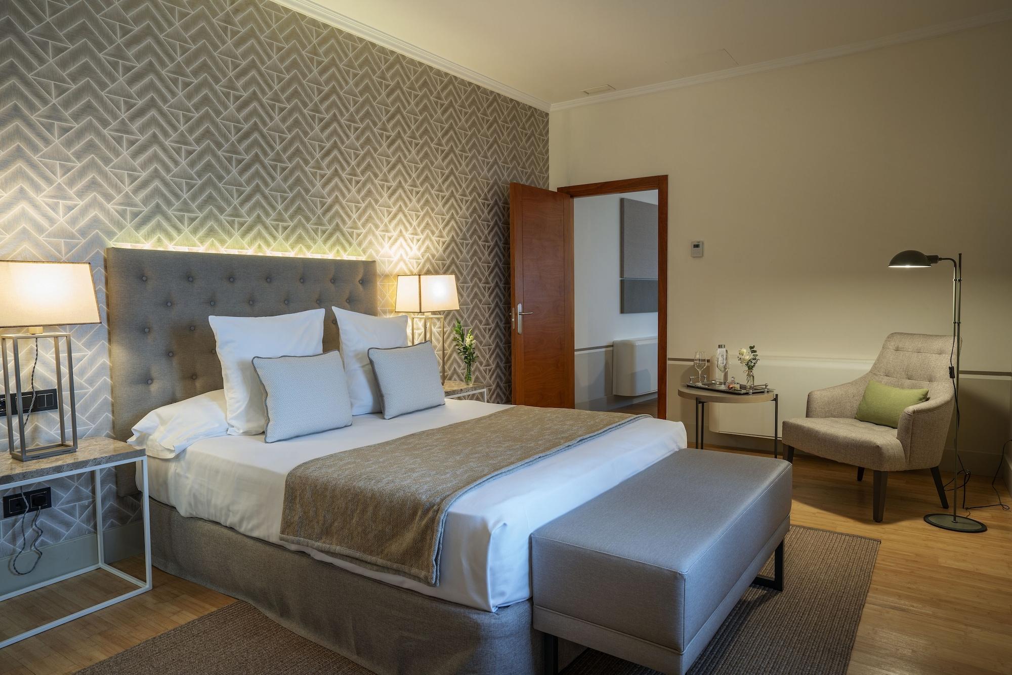 Hospes Palacio De Arenales & Spa Caces Eksteriør billede A bedroom at the hotel