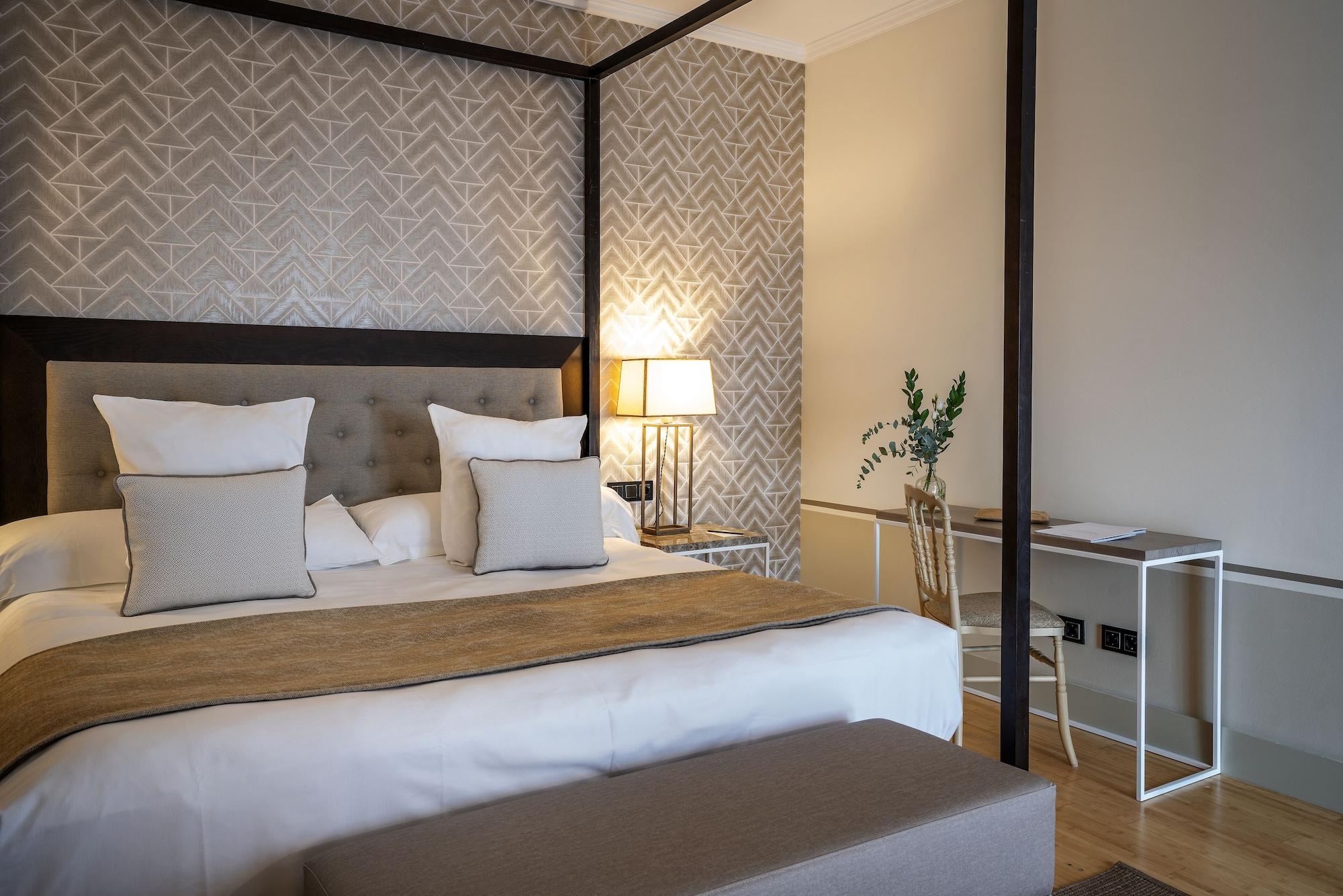 Hospes Palacio De Arenales & Spa Caces Eksteriør billede A room at the hotel