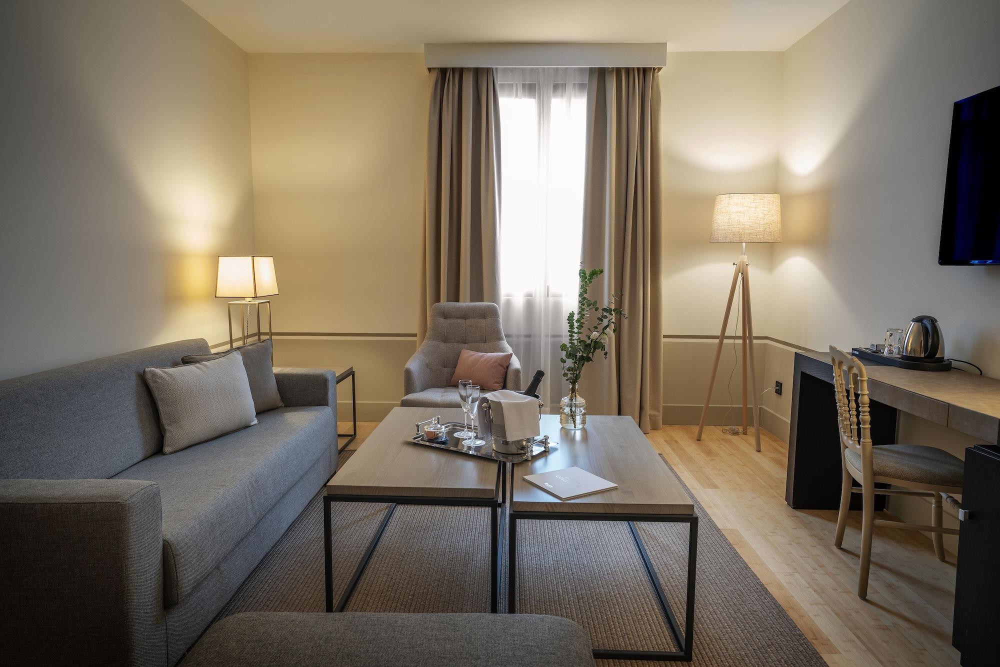 Hospes Palacio De Arenales & Spa Caces Eksteriør billede A suite at the Hotel du Pont de l'Alma