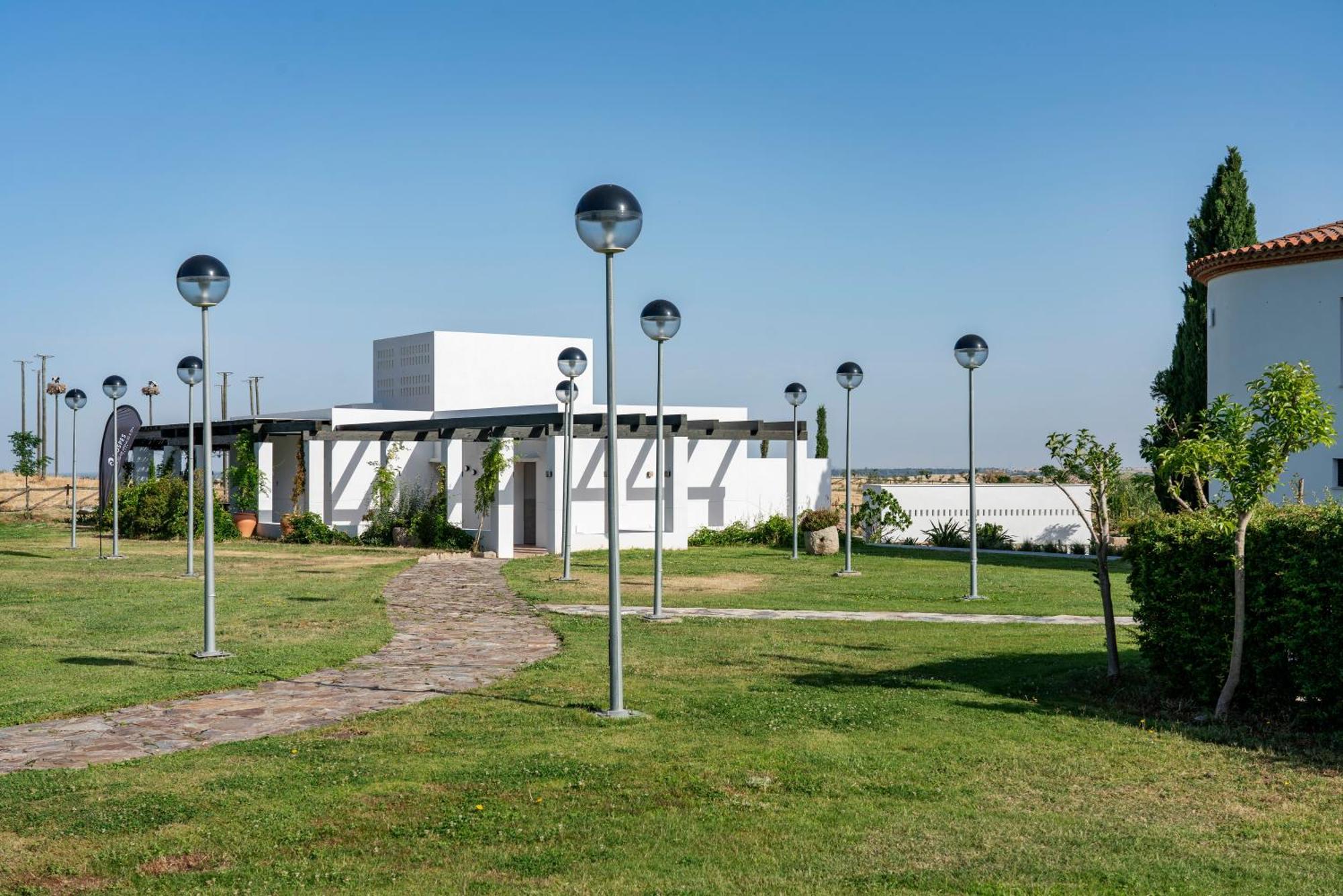 Hospes Palacio De Arenales & Spa Caces Eksteriør billede The new crematorium