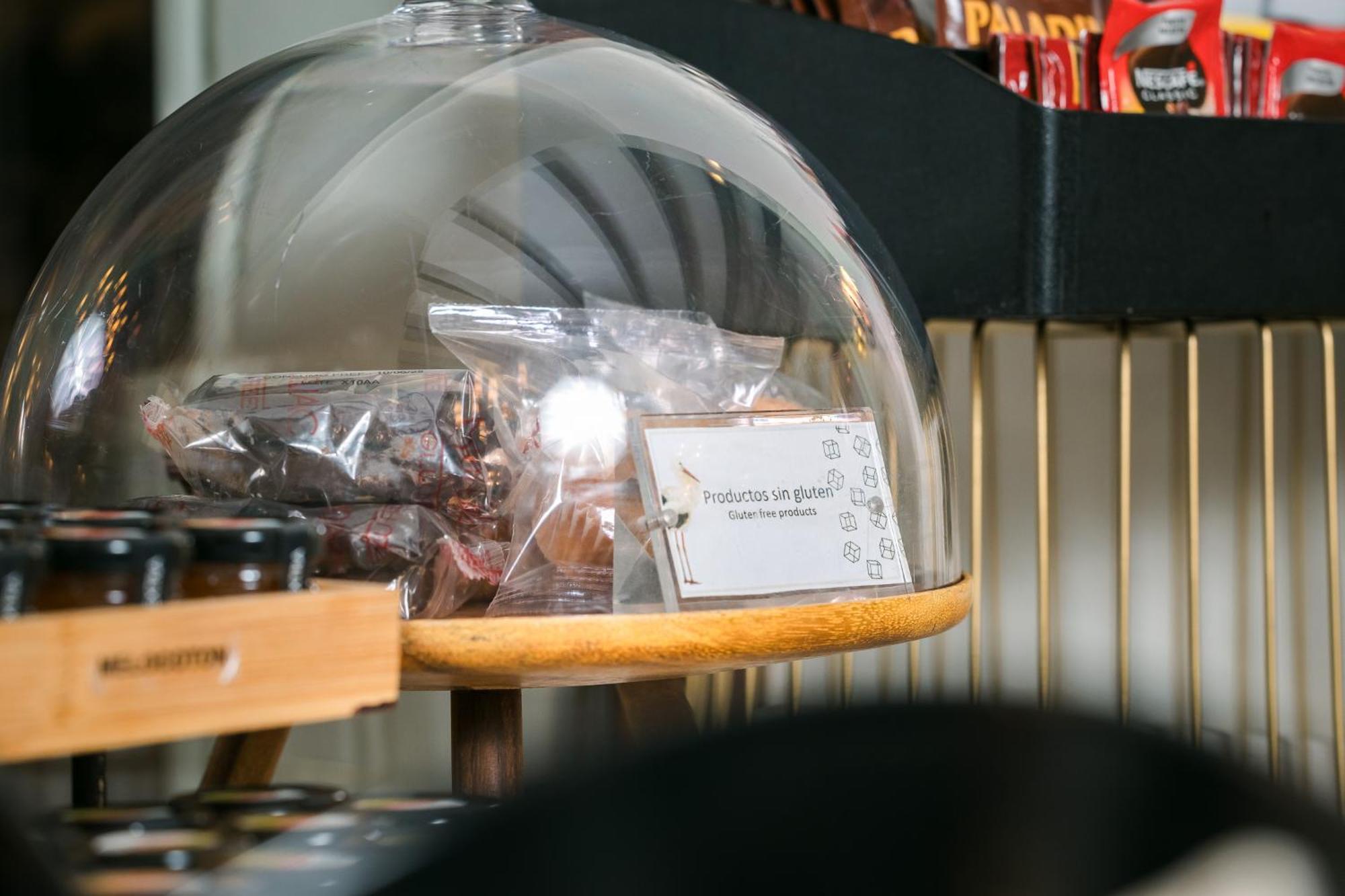 Hospes Palacio De Arenales & Spa Caces Eksteriør billede A chocolate display at a coffee shop