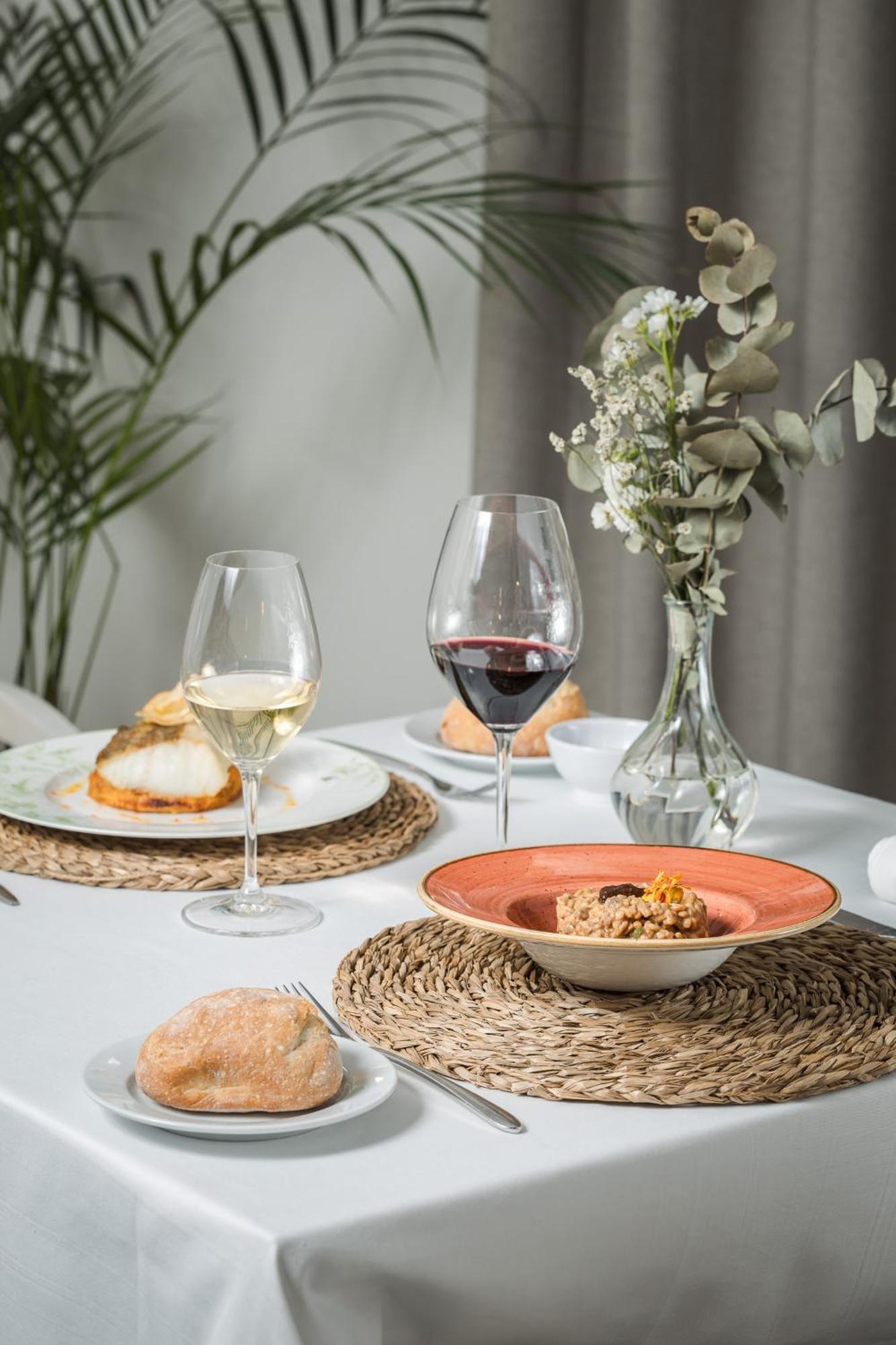 Hospes Palacio De Arenales & Spa Caces Eksteriør billede Wine glasses