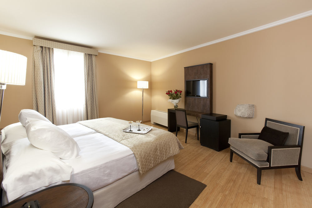Hospes Palacio De Arenales & Spa Caces Eksteriør billede A room at the hotel