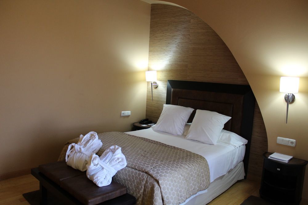 Hospes Palacio De Arenales & Spa Caces Eksteriør billede A room at the hotel