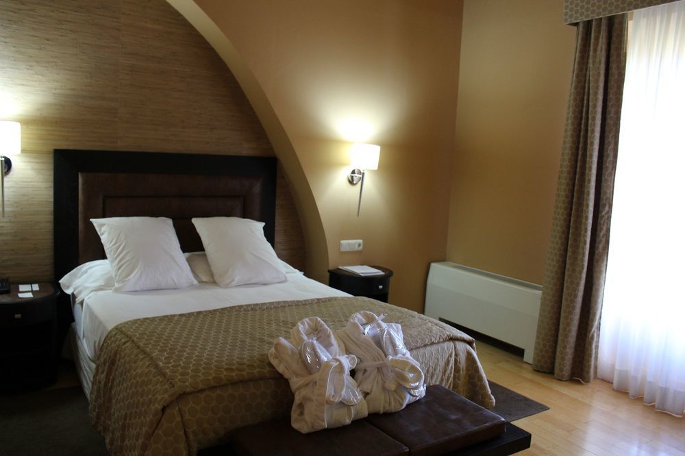 Hospes Palacio De Arenales & Spa Caces Eksteriør billede A room at Hotel de las Letras