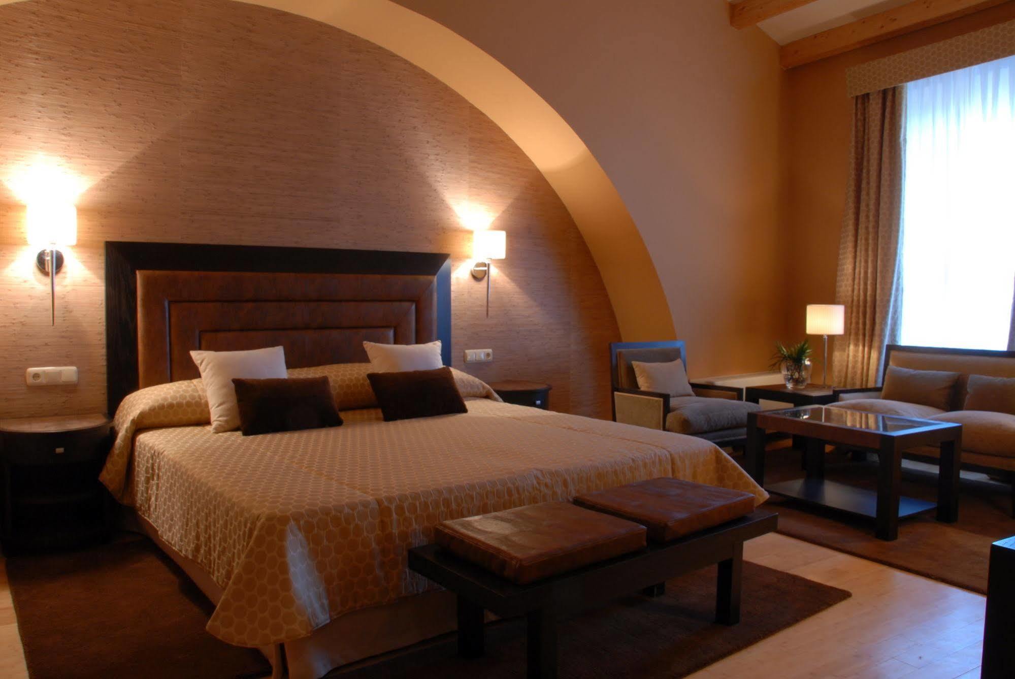 Hospes Palacio De Arenales & Spa Caces Værelse billede A room at the hotel
