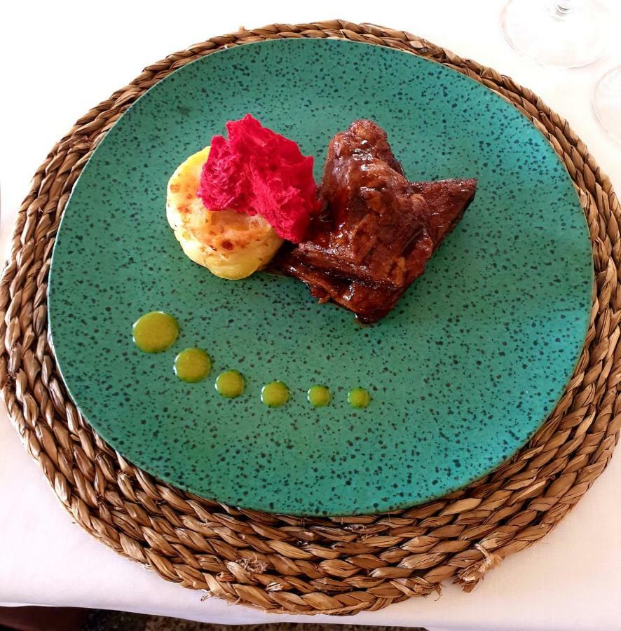 Hospes Palacio De Arenales & Spa Caces Eksteriør billede A plate of braaied kudu