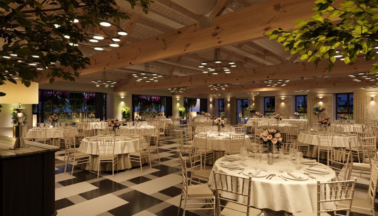 Hospes Palacio De Arenales & Spa Caces Eksteriør billede The interior of the ballroom